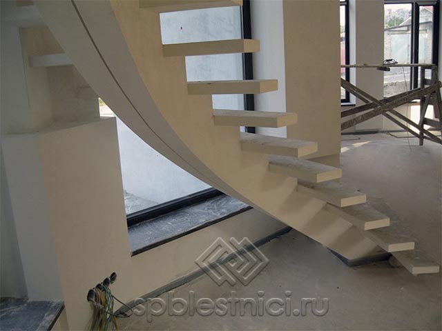 Бетонная лестница в частном доме СПБ