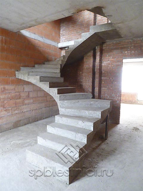 Бетонная лестница в коттедже СПБ