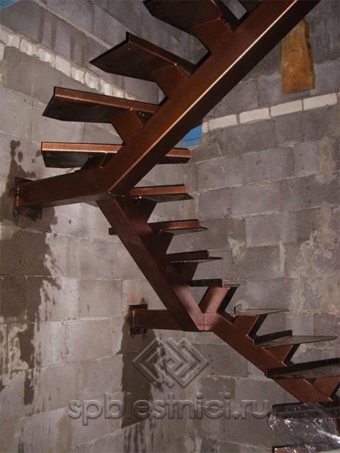 Металлическая лестница для загородного дома в Санкт Петербурге