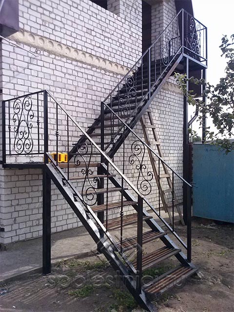 Металлическая лестница с элементами ковки в Санкт Петербурге
