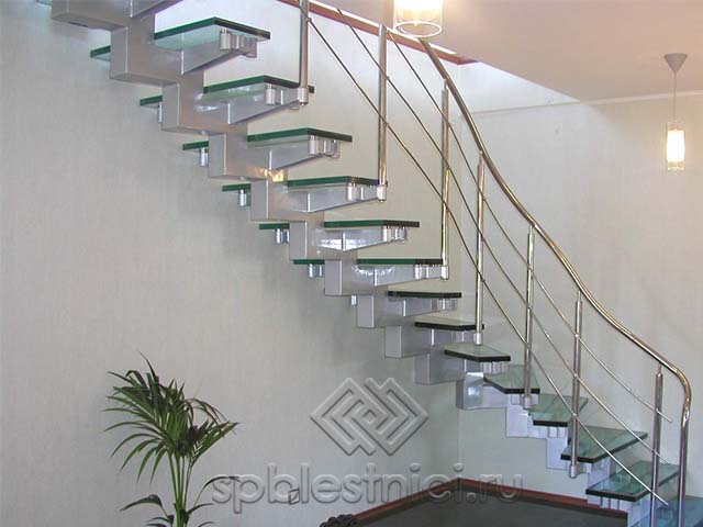 Стеклянная лестница в коттедже